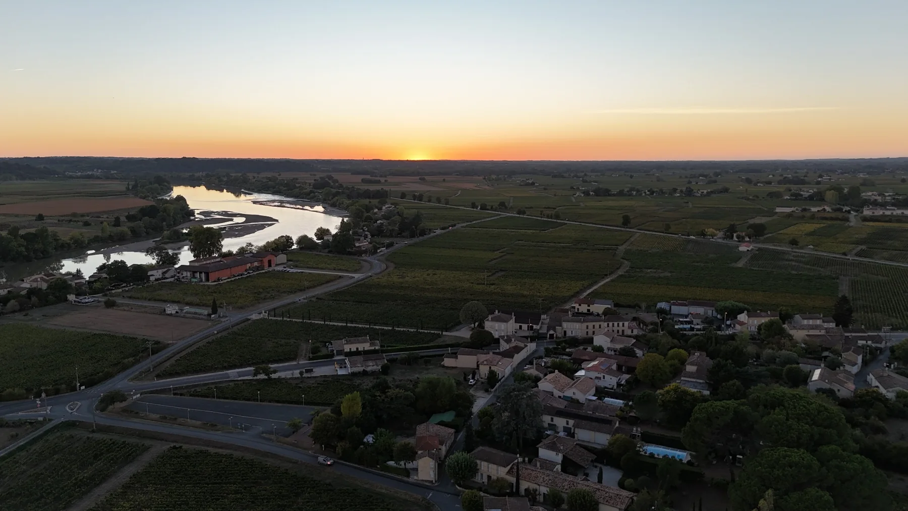 Coucher de soleil sur la Dordogne et les vignobles dans les alentours de L’Hibiscus