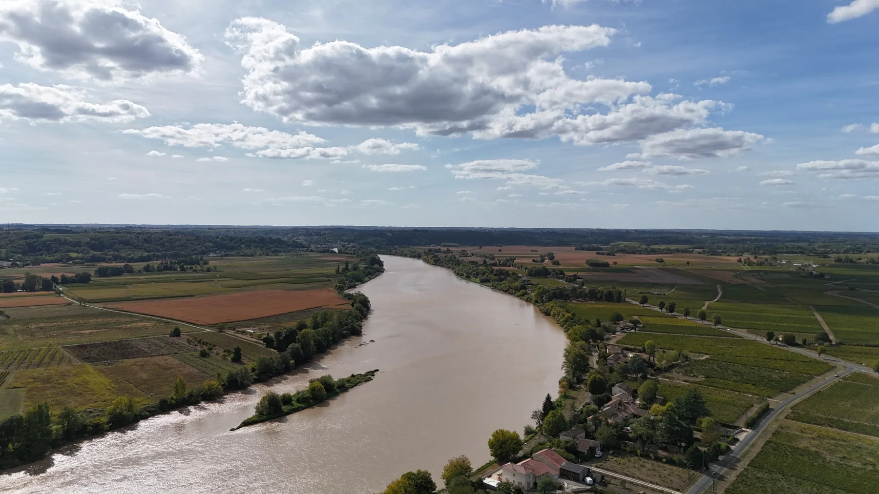 Vue aérienne de la Dordogne bordée de vignes, dans les alentours de L’Hibiscus