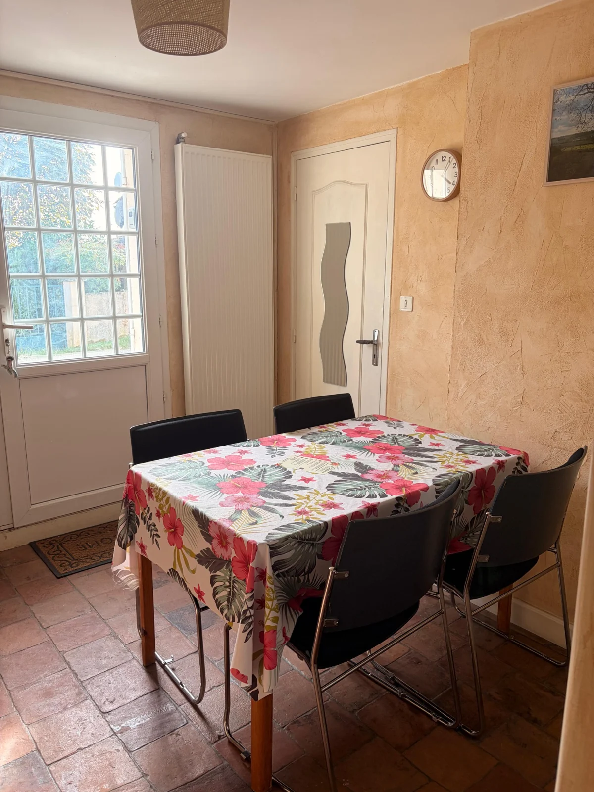 Le coin repas aux motifs d’hibiscus