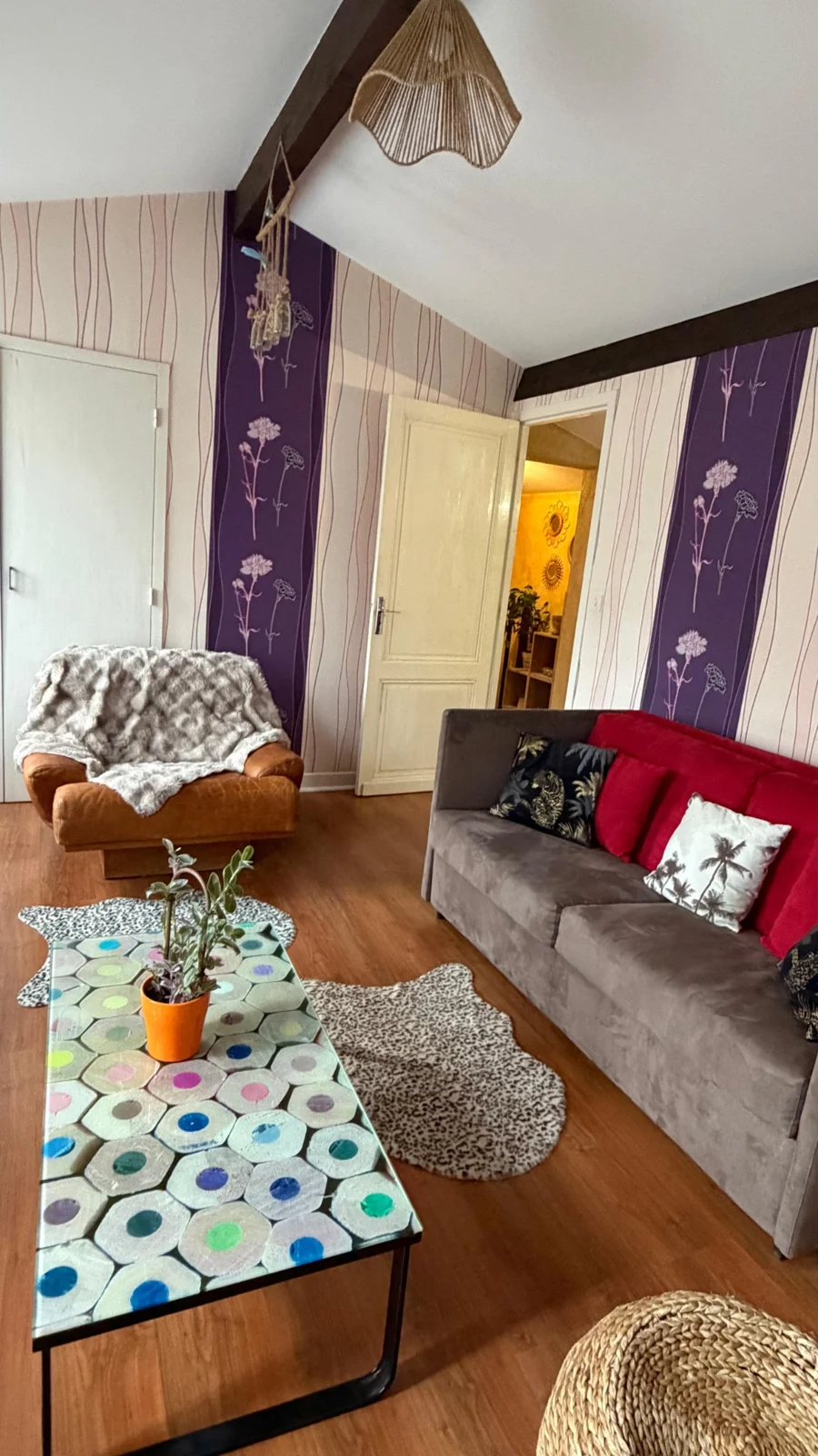 Le salon, canapé et fauteuil