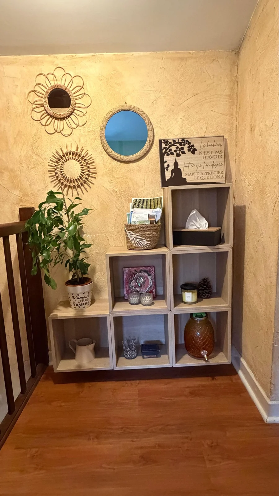 Le palier et ses objets décoratifs