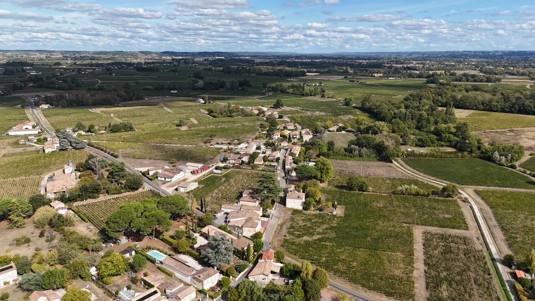 Vue aérienne du village et des vignobles autour de L’Hibiscus