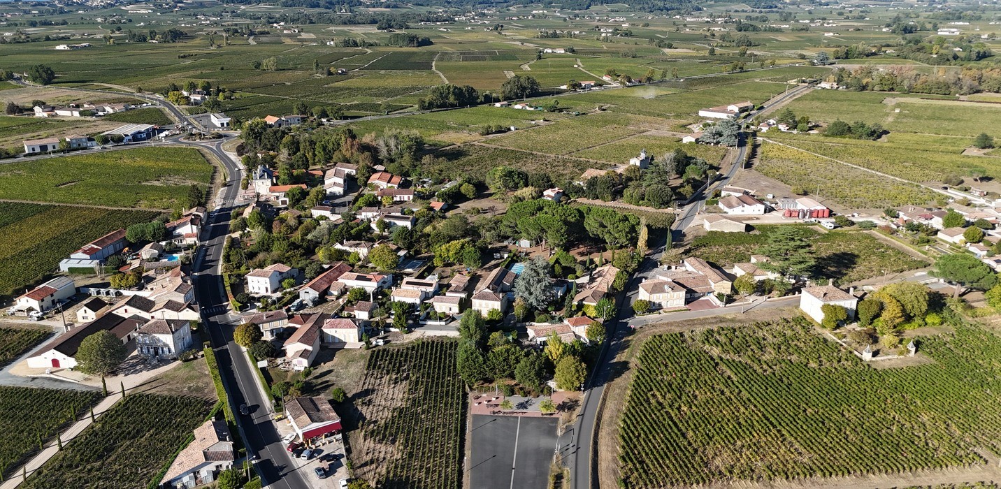 Vignonet vu du ciel, au milieu du vignoble